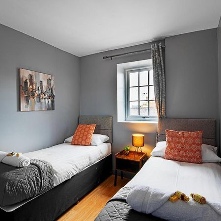 The Penthouse Gathering - Town Centre - Sleeps Up To 16 Wrexham Exterior foto