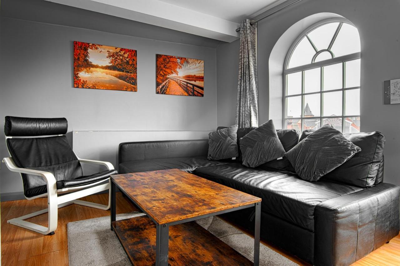 The Penthouse Gathering - Town Centre - Sleeps Up To 16 Wrexham Exterior foto